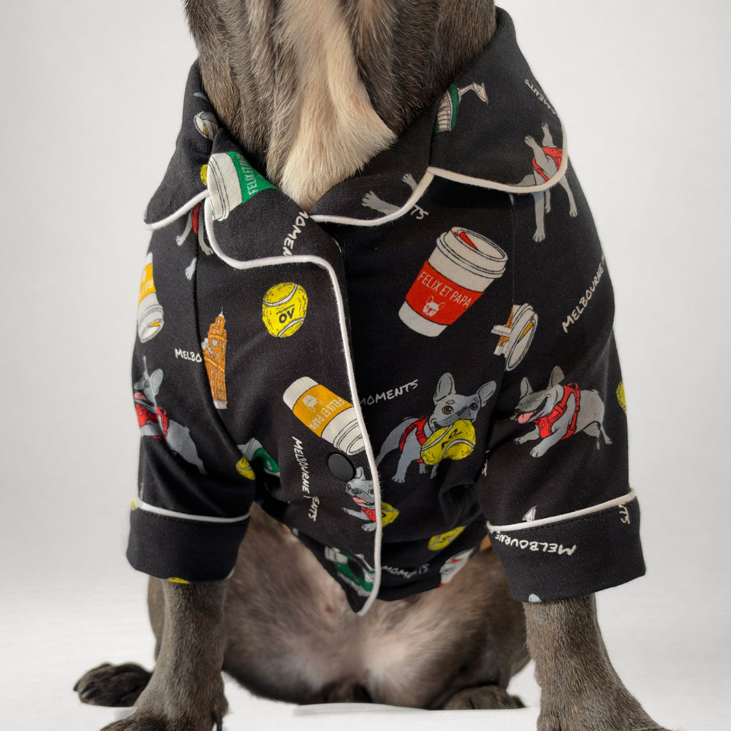 モデル犬がブラックのMelbourne Daysドッグパジャマを着用（Mサイズ）：正面