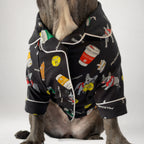 モデル犬がブラックのMelbourne Daysドッグパジャマを着用（Mサイズ）：正面