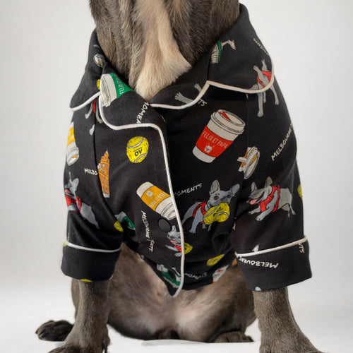 モデル犬がブラックのMelbourne Daysドッグパジャマを着用（Mサイズ）：正面