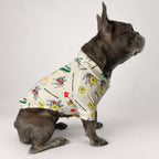 モデル犬がクリームのMelbourne Daysドッグパジャマを着用（Sサイズ）：横向き