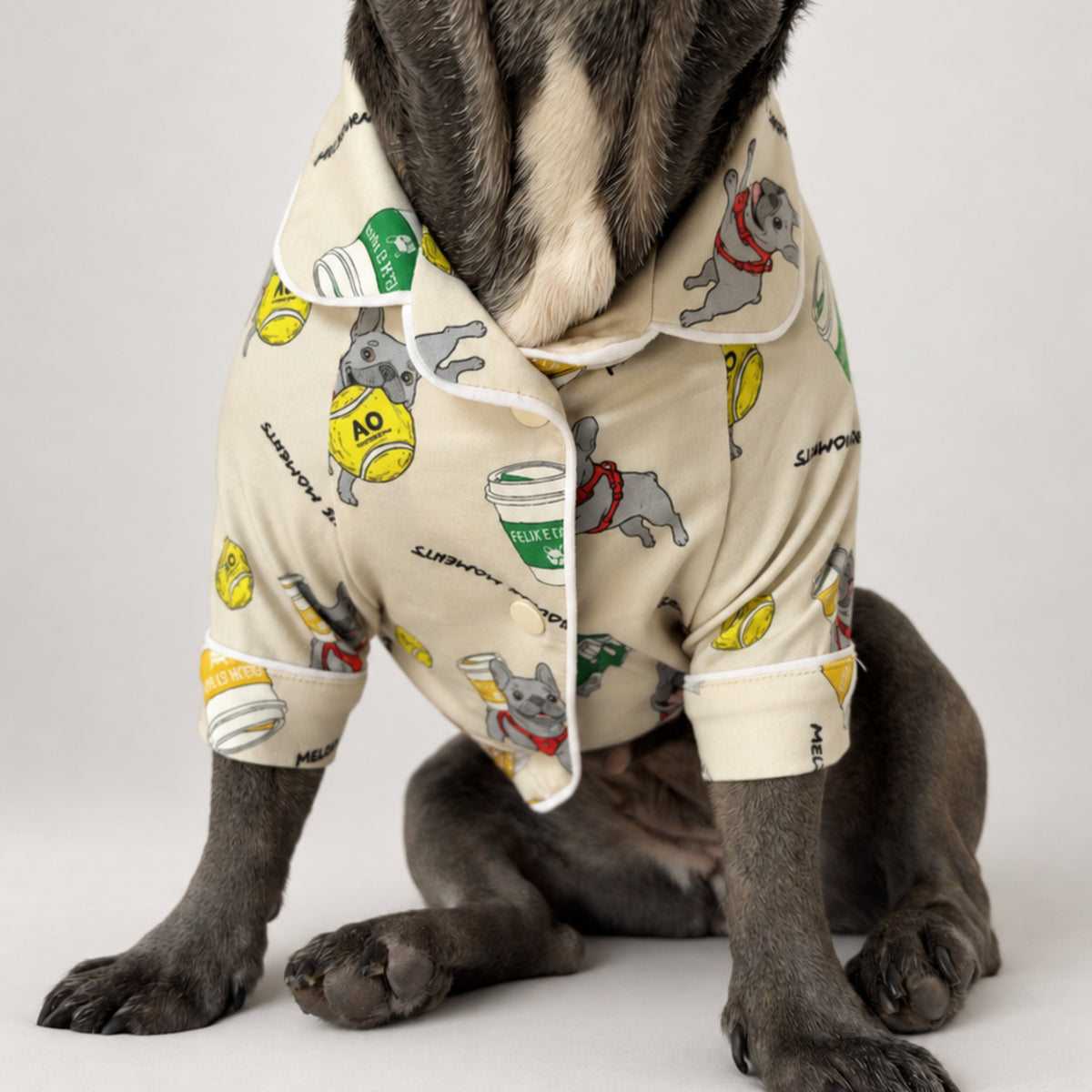 モデル犬がクリームのMelbourne Daysドッグパジャマを着用（Sサイズ）：正面