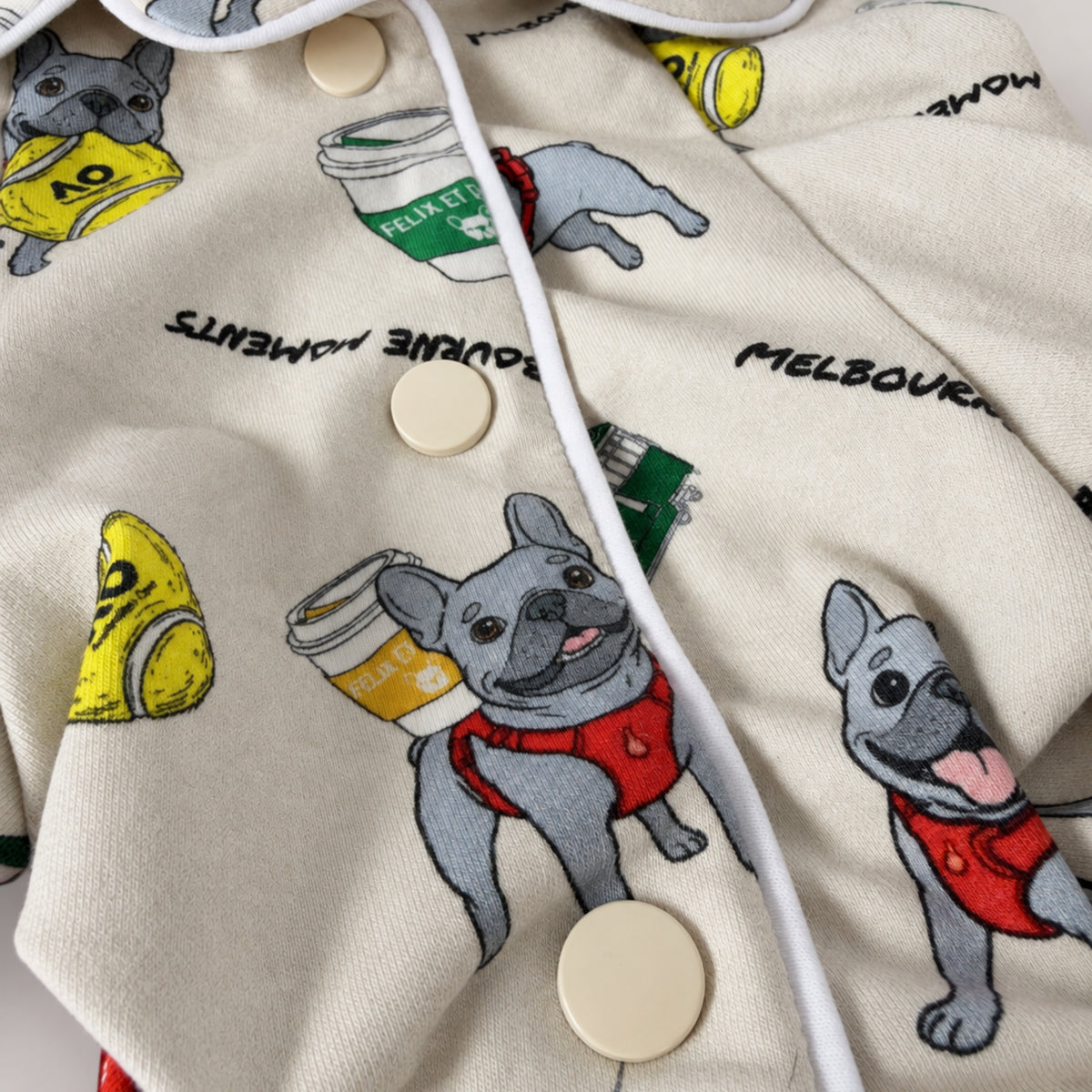 モデル犬がクリームのMelbourne Daysドッグパジャマを着用（Sサイズ）：スナップボタンのディテール