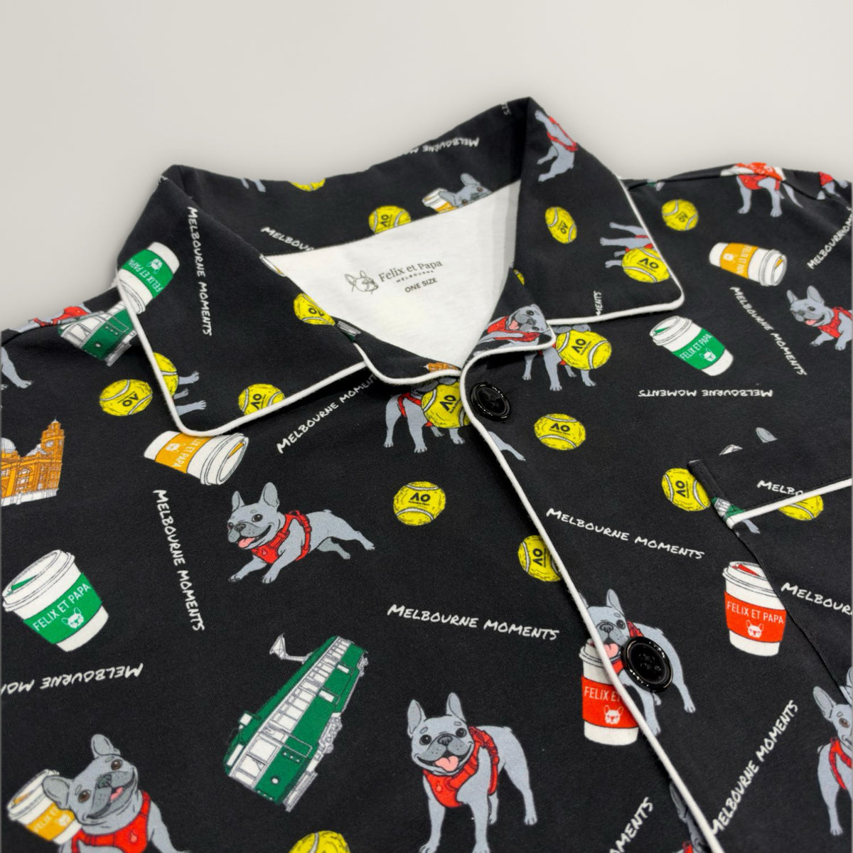 メンズ Melbourne Days Pyjamas ブラック　襟とブランドラベルのディテール