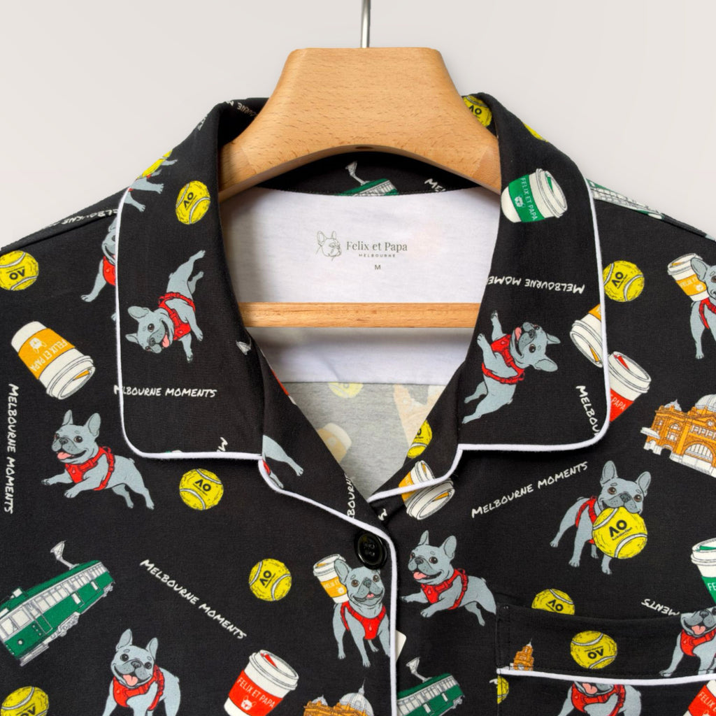 ウィメンズ Melbourne Days Pyjamas ブラック　襟とブランドラベルのディテール（ハンガー）