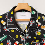 ウィメンズ Melbourne Days Pyjamas ブラック　襟とブランドラベルのディテール（ハンガー）